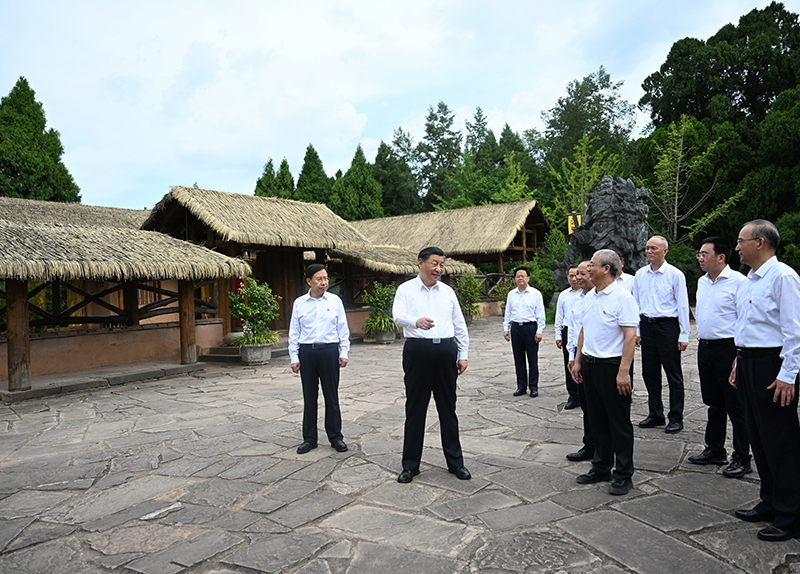 7月25日至27日，中共中央總書記、國家主席、中央軍委主席習近平在四川考察。這是25日下午，習近平在廣元市劍閣縣翠云廊考察。