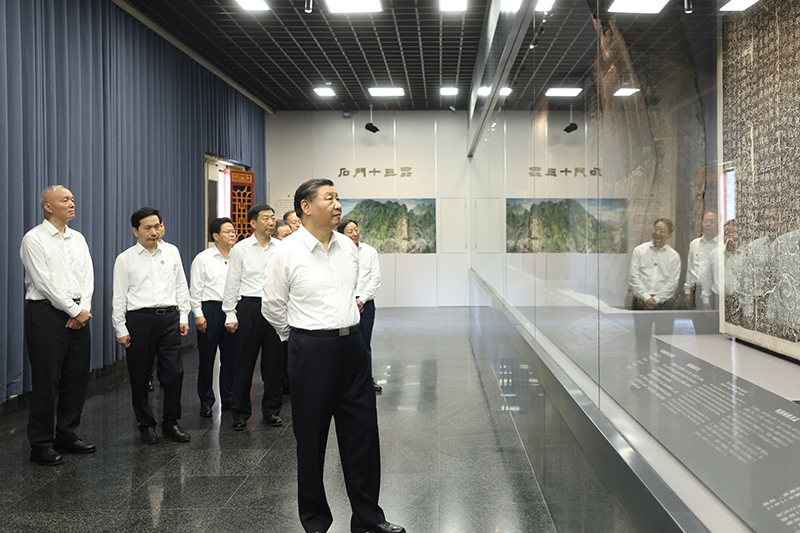 7月29日，中共中央總書記、國家主席、中央軍委主席習近平在四川考察結束返京途中，來到陜西省漢中市考察。這是習近平參觀漢中市博物館有關歷史文物展陳。