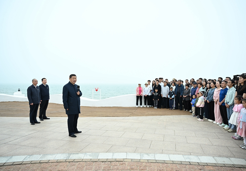 5月22日至24日，中共中央總書(shū)記、國(guó)家主席、中央軍委主席習(xí)近平在山東考察。這是22日下午，習(xí)近平在日照市陽(yáng)光海岸綠道同市民和游客親切交流。